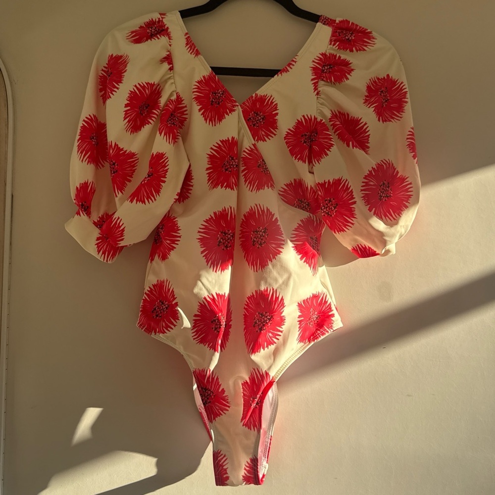 Women’s Cream Top with Red Floral Print - Puff Sleeve Bodysuit size M - Picture 2 of 8